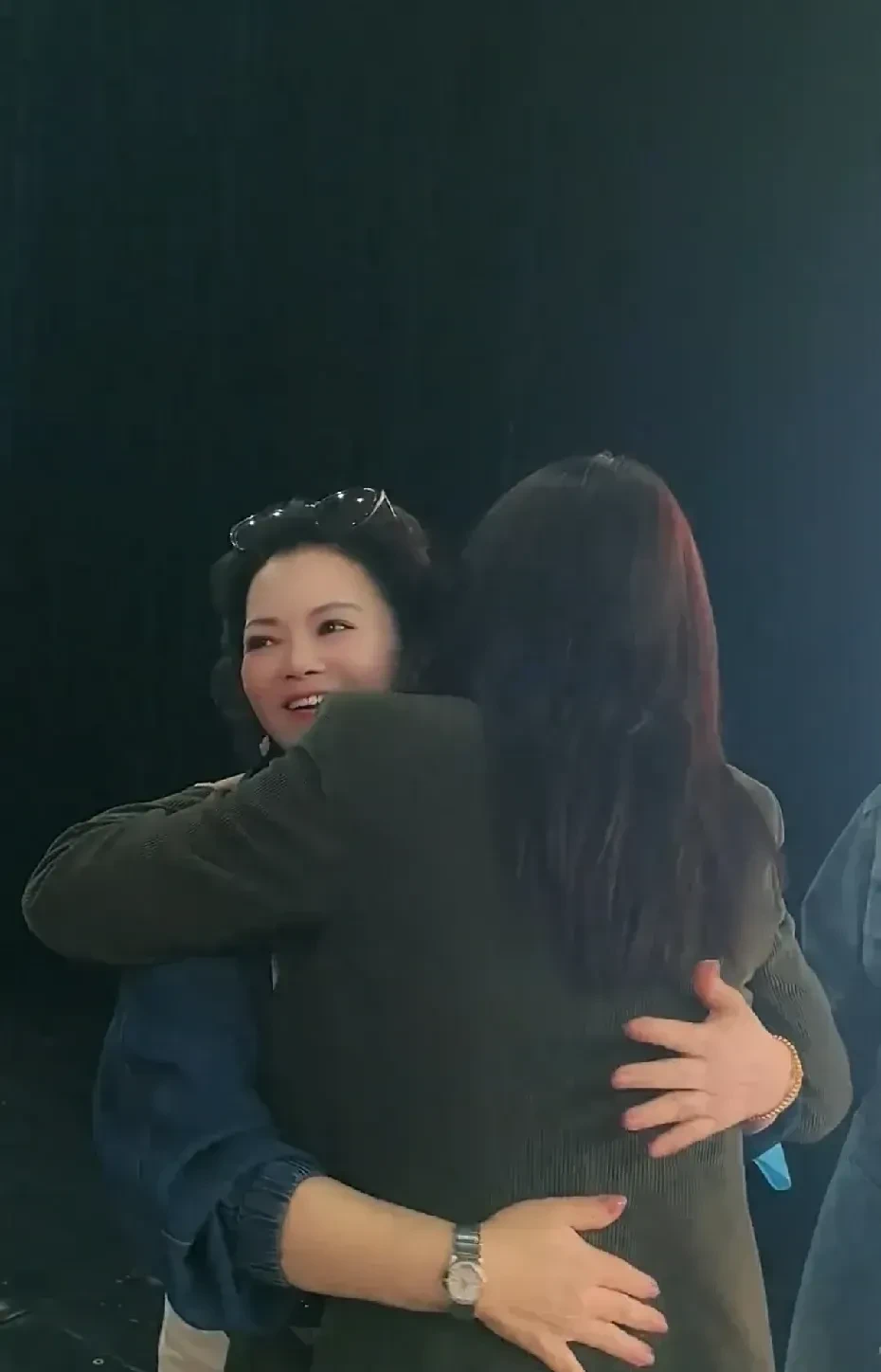 包含最精彩瞬间：张伟三分线外连续得分点燃现场！的词条