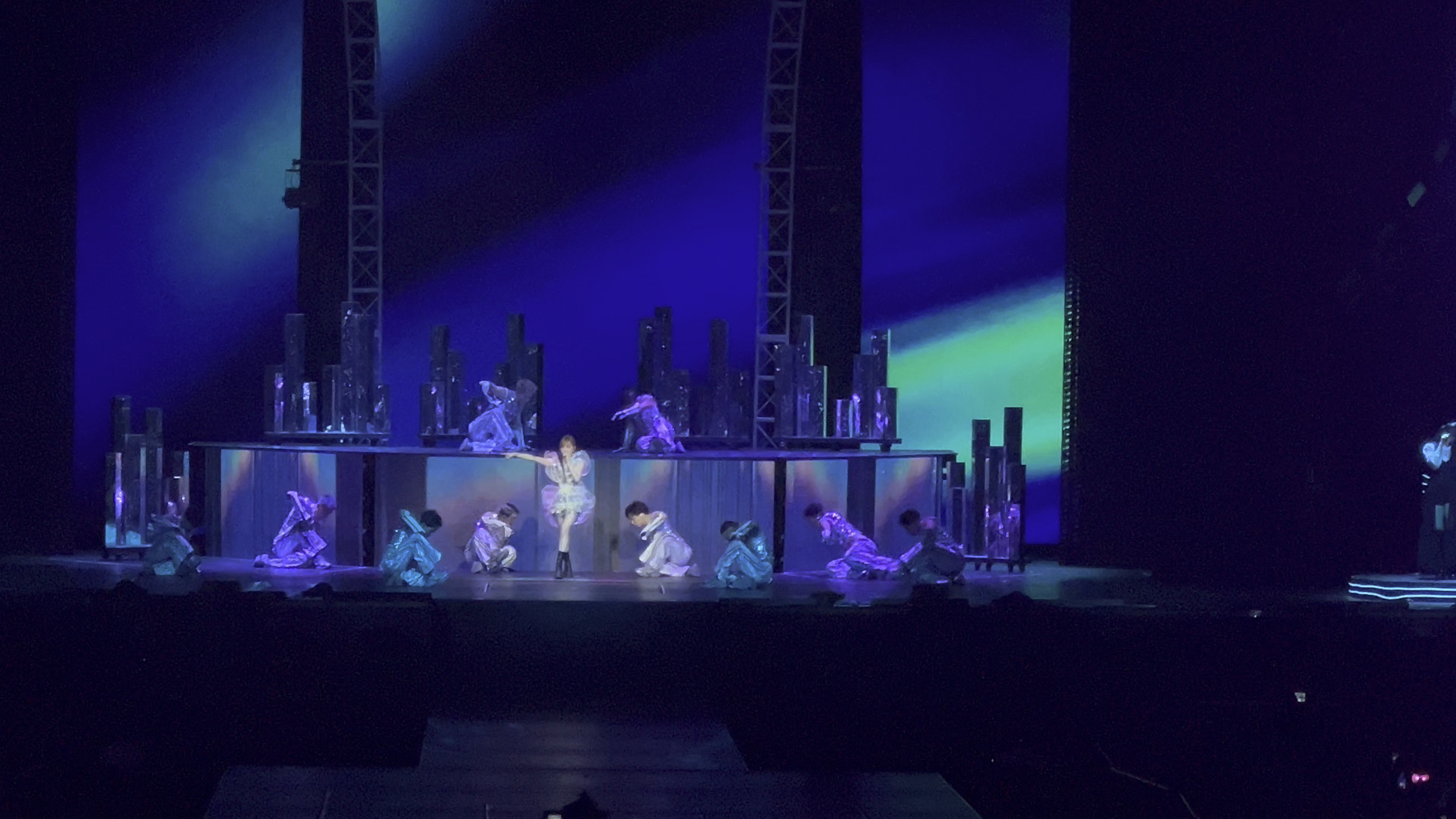 包含现场激情：观众席爆满，掌声雷动！的词条